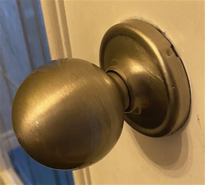 How to remove interior door knob